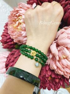 Vòng tay dáng chuỗi ngọc bích mix charm cỏ 4 lá bi vàng và cầu vàng tây vòng tay đá phong thuỷ hợp tất cả các mệnh đủ hoá đơn thẻ bảo hành