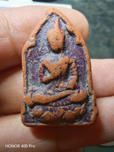 พระเนื้อดิน​ ​พิมพ์ขัดสมาธินั่งบนฐานดอกบัว​ วัดเนินโพธิ์​ ไม่ทราบ​ จังหวัด​  มีลงรักเก่า​ มาด้วย​ ​แต่ดูเข้มขลังศักดิ์สิทธิ์มาก​