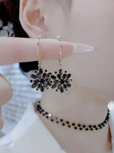 Elegant Black Flower Design Stud Earrings with High-End Feeling 925 Pure Silver Needle Small Minority Simple Luxury Earrings