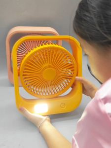 สินค้าพร้อมส่ง* พัดลมพกพารุ่น พัดลมตั้งโต๊ะชาร์จไฟ USB ใช้ที่หอพัก ออฟฟิศ บนเตียงนอน (สุ่มสี)