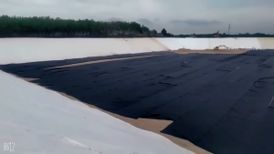 แผ่นปูบ่อสีดำ ความหนา 300/500 ไมครอน แผ่นปูบ่อยาง แผ่นปูบ่อ ปูบ่อปลา สระว่ายน้ำ โรงเรือนพลาสติก โรงเรือนสระว่ายน้ำ สระว่ายน้ำ HDPE