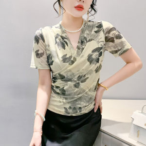 Rehin Áo thun ngắn tay gấp nếp cổ chữ V in lưới mới Áo nữ thanh lịch sang trọng thời trang