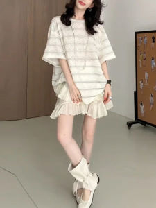 Shalldoer | ชุดเสื้อยืดแขนสั้นลายทางสไตล์เกาหลีแฟชั่นฤดูร้อน กระโปรงสั้นทรงเค้กไม่สมมาตร ชุดสองชิ้น ผ้าโพลีเอสเตอร์ คอกลม