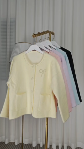 เสื้อคลุมไหมพรมแขนยาวรุ่นติดกระดุม มีกระเป๋าด้านหน้า แต่งโบว์ตรงอก ทรงสวย ผ้าดีมากกันหนาวได้ดีสุดๆ