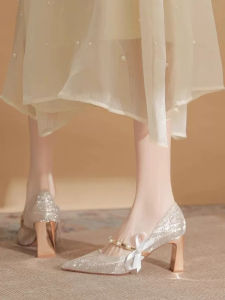 รองเท้าส้นสูงหัวแหลมสไตล์ฝรั่งเศสสำหรับเจ้าสาวและเพื่อนบridesmaid รองเท้าส้นหนาสบายๆ ที่ไม่ซ้ำใครสำหรับงานแต่งงานและงานปาร์ตี้