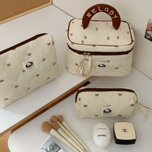 TRADER เฮลโลคิตตี้ กระเป๋าเครื่องสำอางแต่งหน้า จุได้มาก ผ้าฝ้ายควิลท์ กระเป๋าใส่เครื่องสำอาง การ์ตูนลายการ์ตูน กระเป๋าเครื่องอาบน้ำ การเดินทางการเดินทาง