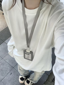 เสื้อยืดคอกลมแขนยาวลายทางสีขาวสำหรับผู้ชาย ช่วงต้นฤดูใบไม้ร่วง เสื้อฮู้ดแบบไม่มีหมวก เสื้อเชิ้ตชั้นในระดับไฮเอนด์ เสื้อเชิ้ตผู้ชาย