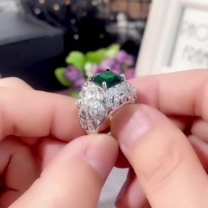 Huitan Elegant Ladys Rings for Wedding Anniversary Party Full Bling Iced Out Green CZ Rings Silver Color Moms Gift New Jewelry
