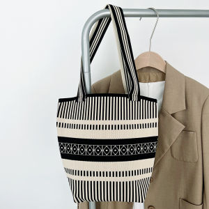 กระเป๋าสะพายไหล่ถักทรงเรขาคณิตพร้อมกระเป๋าโท้ตความจุขนาดใหญ่ปิดแสงสําหรับการเดินทางกระเป๋าสไตล์ถังแบบพกพา