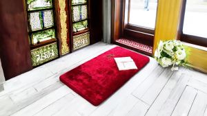 Sajadah bulu rasfur polos ukuran 115 cm x 65 cm x 2.5 cm isi busa..