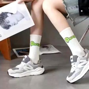 ถุงเท้าสตรีท ข้อยาว ลายกราฟฟิตี้ ผ้าCOTTON ผ้ายืด สไตล์เกาหลี สําหรับผู้ชายและผู้หญิง พร้อมส่ง