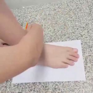 รองเท้า ADDA รุ่น 14301 นี้เป็นรองเท้าแตะสำหรับผู้ชายที่มีดีไซน์เรียบง่ายแต่น่ารัก สวมใส่สบายทุกการเคลื่อนไหว พื้นรองเท้าทำจากยางคุณภาพดี กันลื่นและทนน้ำได้ดี เหมาะสำหรับการใช้งานในชีวิตประจำวันหรือแม้แต่ใส่ในที่เปียกชื้นก็ยังปลอดภัย