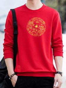 เสื้อฮู้ดคอกลมแขนยาวหลวมๆ ลำลองสำหรับผู้ชาย สีแดง ปีมังกร ฤดูใบไม้ผลิ 2024 เสื้อผ้าทำงานสไตล์ฮ่องกง แฟชั่นลำลอง