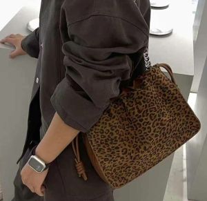 2025 New Fashion Versatile Single Shoulder Bag Crossbody Cloud Pattern Leopard Print Handbag Womens Tote Bag Commuter Style