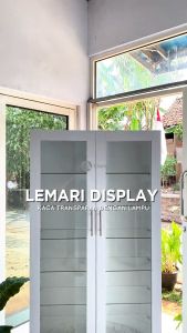 Adapta - Lemari Kaca Pajangan Ruang Tamu HPL - Lemari Display Kaca Hias Ruang Tamu -Lemari Pajangan