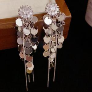 Ultra-Shiny Long Dangle Earrings Womens Elegant Luxury Tassel Studs Diamond-Encrusted Fashionable Hong Kong Design