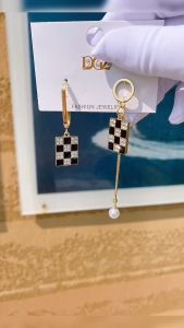 ต่างหูสี่เหลี่ยมเย็บแบบคลิปไม่สมมาตร ประดับด้วยเพชรเพทาย ก้านต่างหูเงินแท้925 ดีไซน์แฟชั่น ไม่ทำให้เกิดอาการแพ้ ไม่ดำไม่ลอกสี SS-2