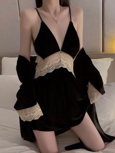 ชุดนอนผ้ากำมะหยี่เซ็กซี่สำหรับผู้หญิง ฤดูใบไม้ร่วง/ฤดูหนาว พร้อมแผ่นเสริมหน้าอก ชุดนอนผ้ากำมะหยี่สีทอง คอวี แขนกุด กระโปรงสั้น