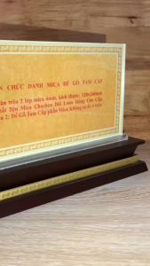 Biển chức danh mica đế gỗ tam cấp tiêu chuẩn 12x24cm