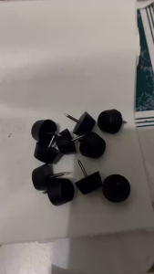 Đế đinh đầu bằng màu đen nút đinh nhựa chân ghế chống trầy sàn nhà bán 1 bịch 0.5kg