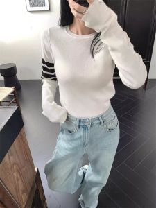 เสื้อถักแขนยาวทรงเข้ารูปสไตล์เกาหลีสำหรับผู้หญิงในฤดูใบไม้ร่วงและฤดูหนาว เสื้อชั้นในลายทาง ทรงเข้ารูป เสื้อชั้นในคอกลม