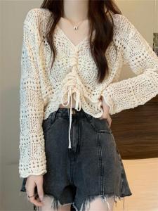 เสื้อถักแขนยาวคอวีแขนยาวผู้หญิงฤดูร้อน 2025 เสื้อคลุมกันแดดแบบลำลองแบบมีเชือกผูก ทรงสั้น หวานและเผ็ดร้อน เสื้อตัวบนที่ไม่ซ้ำใคร