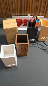 JD-18 Jam Weeker Wooden Clock Taruh Meja Tampilan Kotak Pensil Bisa Untuk Taruh Alat Tulis Motif Kayu