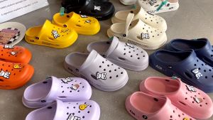 Crocs women Sandals Cute CartoonFlat Sandal Shoes Beach Sandals Soft and warm slippers