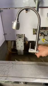 VÒI INOX GẮN TƯỜNG LÒ XO XOAY 360 ĐỘ