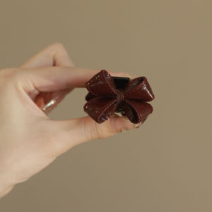 คลิปหนีบผมผูกโบว์หนังสไตล์ย้อนยุคขนาดเล็กสำหรับผู้หญิง คลิปหนีบผมหน้าม้า ทรงผม 2025 ใหม่ คลิปหนีบผมหนังสัมผัสไฮเอนด์