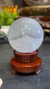 💯天然高品白水晶球+半盆绿幽灵👍 带有彩光🌈 助于事业顺利、化是非人事关系功效好✔️ 🆓附送底座  球径diameter: 7.2cm  净重raw weight: 0.53kg 含底座高total high: 11cm  总宽total width: 7cm  总重total weight: 0.6kg  Here is the English translation: "100% Natural High-Quality White Crystal Ball + Half-Bowl Green