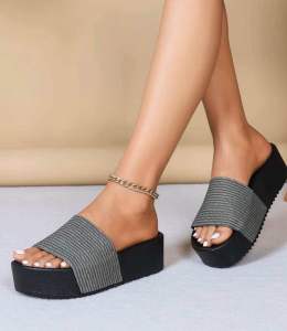 รองเท้าDZWE รองเท้าแตะส้นตึก รองเท้าแตะแฟชั่นยอดนิยม รองเท้า หน้าผ้าทอสกรีนลาย รองเท้าส้นตึก ใส่สบาย ทันสมัย กันลื่น สุง 5.5 เซน สีดำ มีไซส์ 36-41