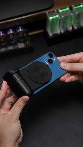 จัดส่งจากประเทศไทย) ที่จับโทรศัพท์แบบแม่เหล็กจับโทรศัพท์แบบถือยี่ห้อ MagSafe รีโมทคอนโทรลบลูทูธที่ตั้งขาตั้งกล้องโทรศัพท์ชัตเตอร์สำหรับ Vlog