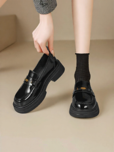 Josiny | Vintage Thick-Heel Black Loafer
