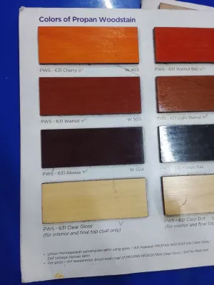 Meja Bar Kayu Putih dengan Rak dan Dua Kursi Bar Kayu Coklat di Ruang Tamu Modern.