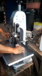 ใบเลื่อยตัดกระดูก ใบเลื่อยสายพานเครื่องตัดกระดูก ใบเลื่อยหั่นกระดูกหมู ใบตัดเนื้อ ปลา แกะ 1200mm 1300 1650 1690 2000 สวีเดน อย่างดี Bone Saw Blade