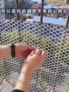The balcony of the parabolic black plastic mesh fence against falling safety net to seal the balcony window pad balcony off the net