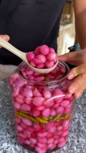 Hành Tím Muối Chua Ngọt Giòn Thơm Mới ngâm giấm chua ngọt sẽ tạo nên một món ăn kèm tuyệt ngon-  VỰA KHÔ MINH TRIẾT