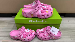 Giày sục crocs chuẩn xịn chống hôi chân nhựa tế bào êm mềm dẻo bền đi mưa lội nước đi biển cho nữ và các bé lớn in hình Mellody màu hồng kèm charm như hình