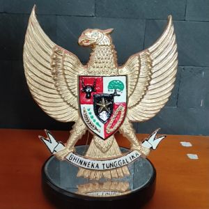 Patung Lambang Garuda Pancasila Bhinneka Tunggal Ika 24x27 cm