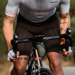 Santic กางเกงปั่นจักรยานชาย กางเกงขาสั้นสำหรับจักรยานถนน บุ 4D ระบายอากาศ กันลื่น แห้งเร็ว มีกระเป๋า WM24C05176