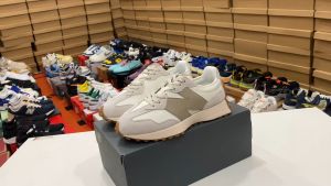 N.B 327 รองเท้าผ้าใบ (36-45 Eu) มี 8 สี อปก.ครบเซท แฟชั่นเกาหลีรองเท้าใส่เที่ยว รองเท้าสีดำล้วน 32A014