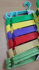 ไม้แขวนเสื้อพลาสติกผู้ใหญ่ขนาด 40cm.1แพ็ค6ชิ้น