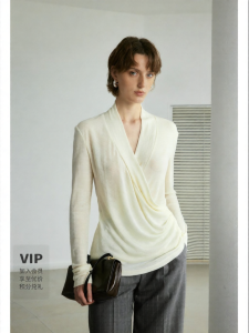 White V-neck Knit Top Design Sense