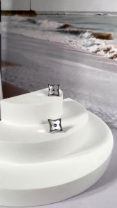 Hoa tai Titan  hoa 4 cánh khảm xà cừsang trọngquý pháiTạo nên vẻ đẹp kiêu saquyến rũ cho người đeoKhông gỉ sét.Tặng kèm quà xịn sò.