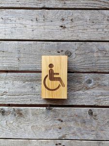 ป้ายห้องน้ำ ชาย หญิง  ป้ายห้องน้ำคนพิการ ใช้ติดหน้าห้องน้ำ ขนาด9x15x1.5cm.เลเซอร์บนไม้สน มีให้เลือก3แบบ น้ำหนักเบา