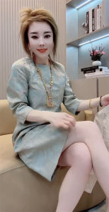 ชุดเดรสยาวทรงเอคอตั้งแขนสั้นประดับดอกไม้ กระโปรงทรงเอเข้ารูป ฤดูใบไม้ผลิและฤดูร้อน 2025 ชุดเดรสผู้หญิงสไตล์จีน