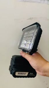 Đèn LED di động với chân đế rời chân pin phổ thông
