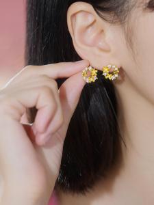 ZHOU LIU FU 周六福 ต่างหู S925 Sterling Silver Cute Flower Butterfly Small Studs Earrings Classic Moon Necklace Fashion Jewelry for Women Girl J0614399/J0914400