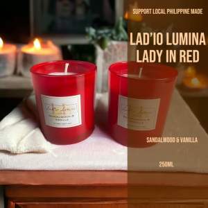 LAD’IO LUMINA Lady in Red Scented Soy Candle Sandalwood & Vanilla 250ml Home Fragrance Smokeless